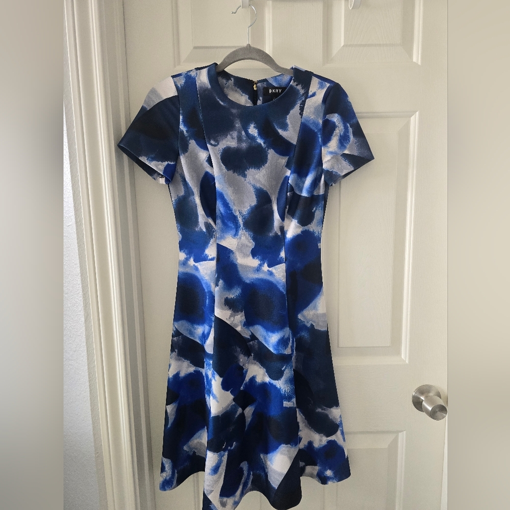 DKNY Blue White Abstract Print Dress Size 2 Fit & Flare Summer Wedding Guest - Picture 2 of 11